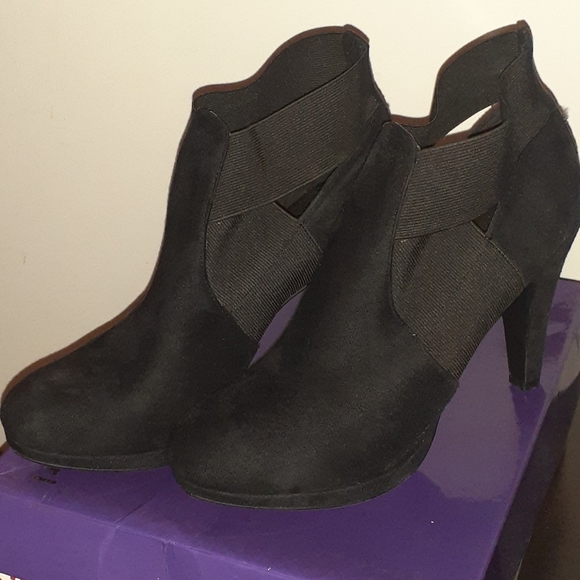 Black shoes. - Picture 1 of 7